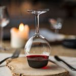 Upside Down Wine Glass – Αναποδογυρισμένο Ποτήρι Κρασιού – Μοναδικό και Διασκεδαστικό!